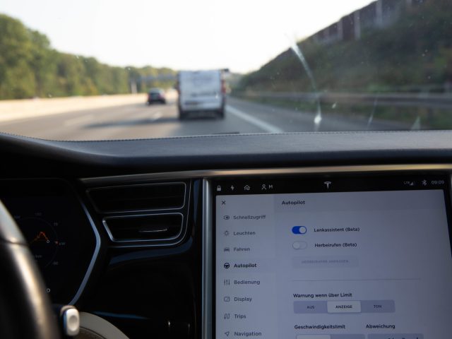 Tesla Autopilot - изглед към таблото и сензорния екран.