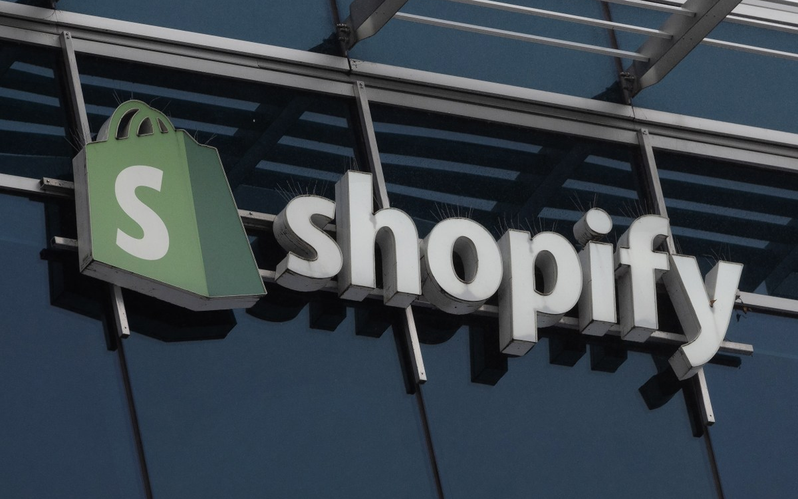 Илюстрация към shopify-integrates-webmcp-protocol-browser-ai-agent-checkout
