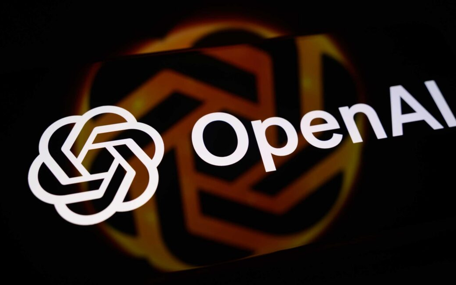Илюстрация към lawsuit-demands-openai-halt-unsafe-development-hugging-face-hack
