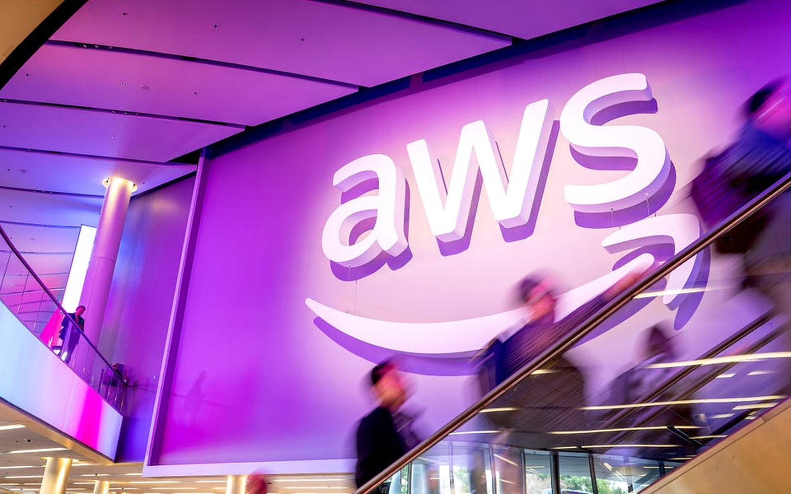 Логото на AWS и централата на Amazon