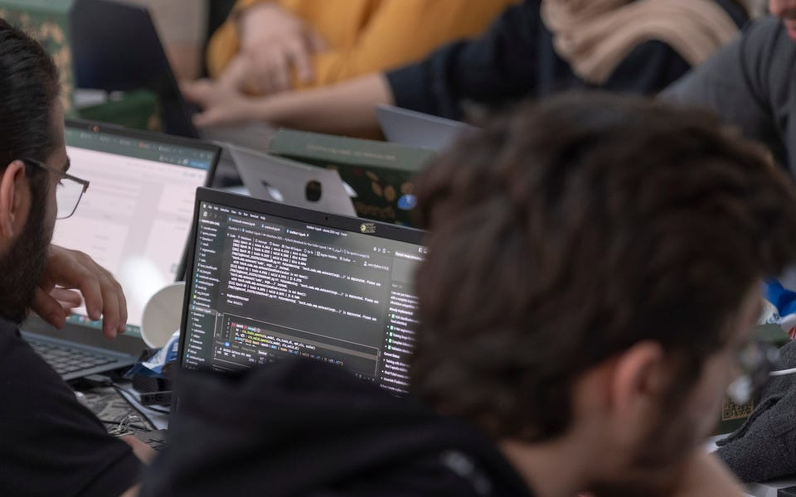 Проучване сред 30 000 софтуерни инженери отчита нарастващо прегаряне при кодиране с ИИ