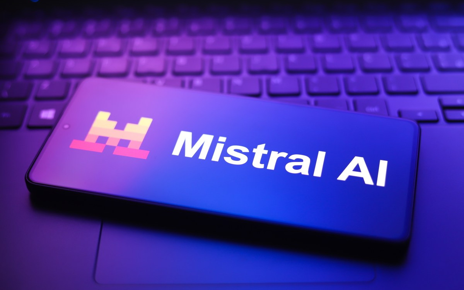 Mistral AI представи Mistral Large 4 с 1 трилион параметри за корпоративна и киберсигурност