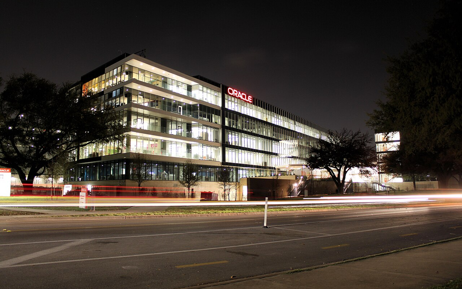 Рязък скок на капиталовите разходи на Oracle изостря опасенията за ликвиден натиск в облачния сектор