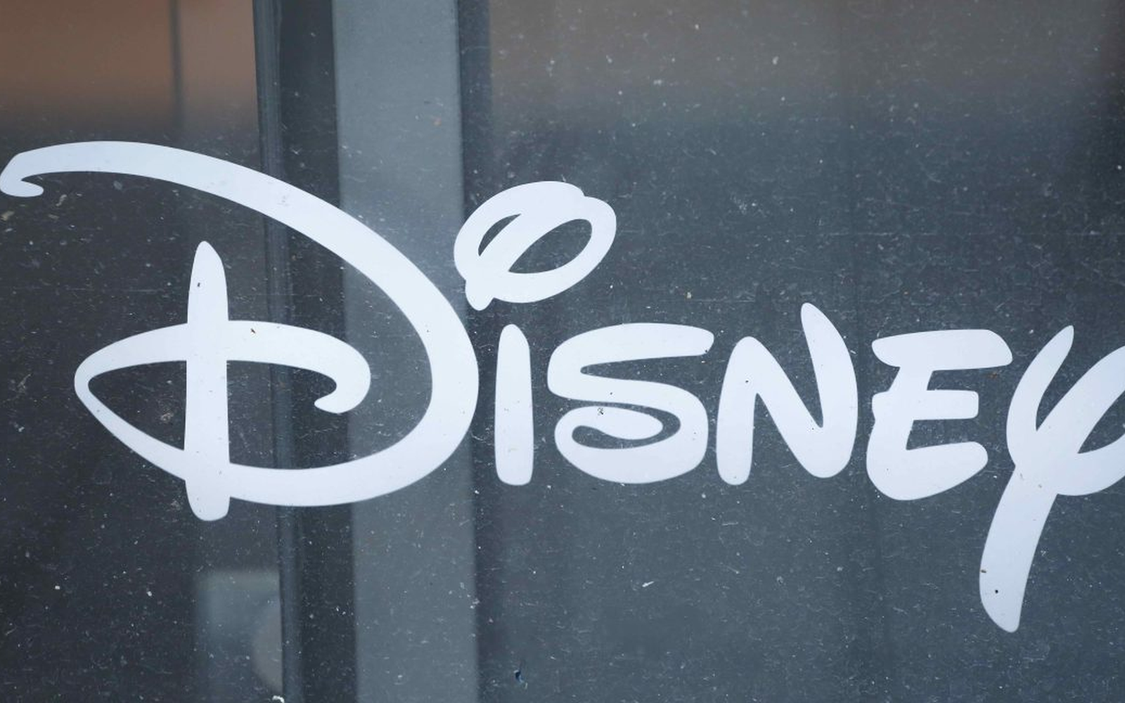 Логото на The Walt Disney Company на фона на развлекателен комплекс