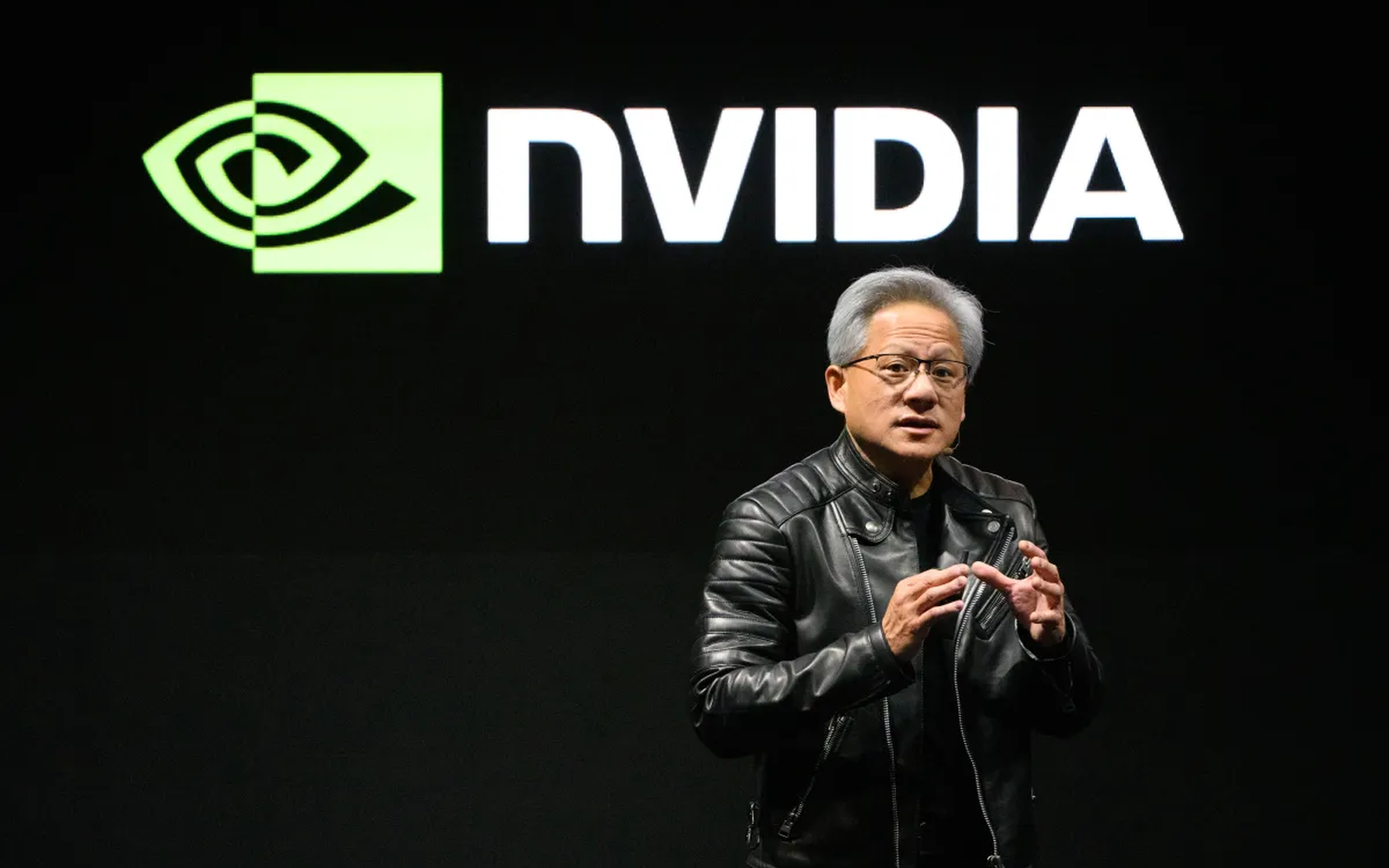 Дженсън Хуанг представя нови технологии на Nvidia по време на технологична конвенция