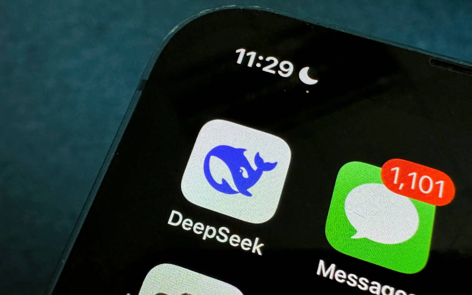 Логото на DeepSeek в технологичния център в Ханджоу
