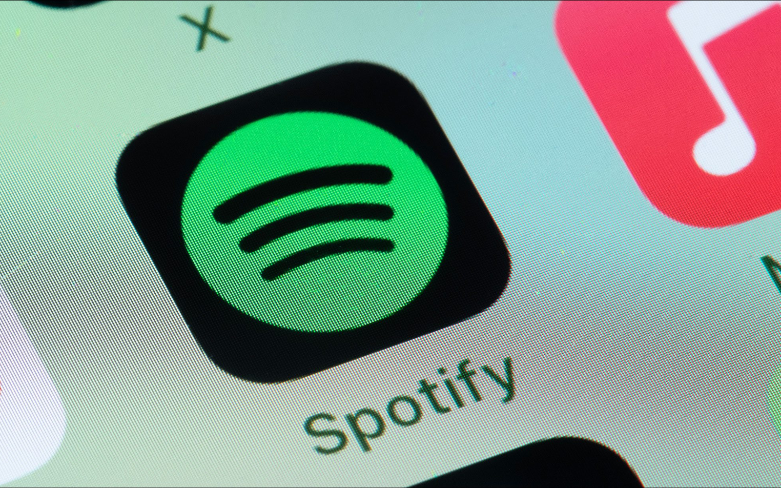 Логото на Spotify в модерен градски медиен контекст