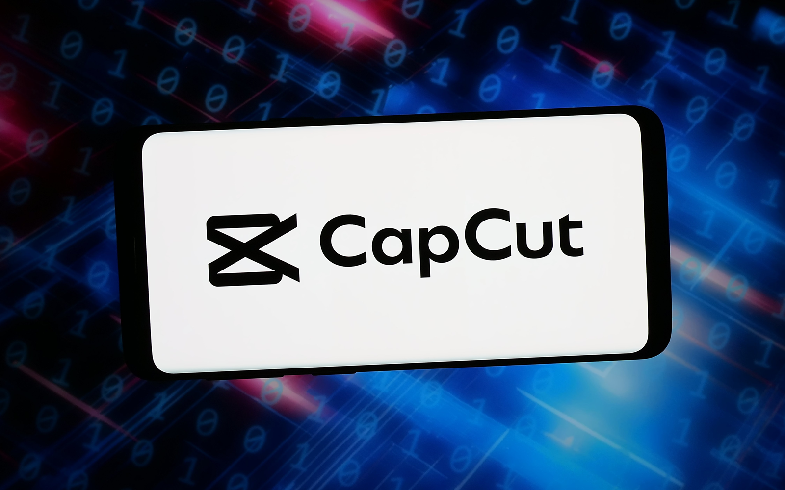 Смартфон с логото на CapCut, илюстриращ модерна видеообработка
