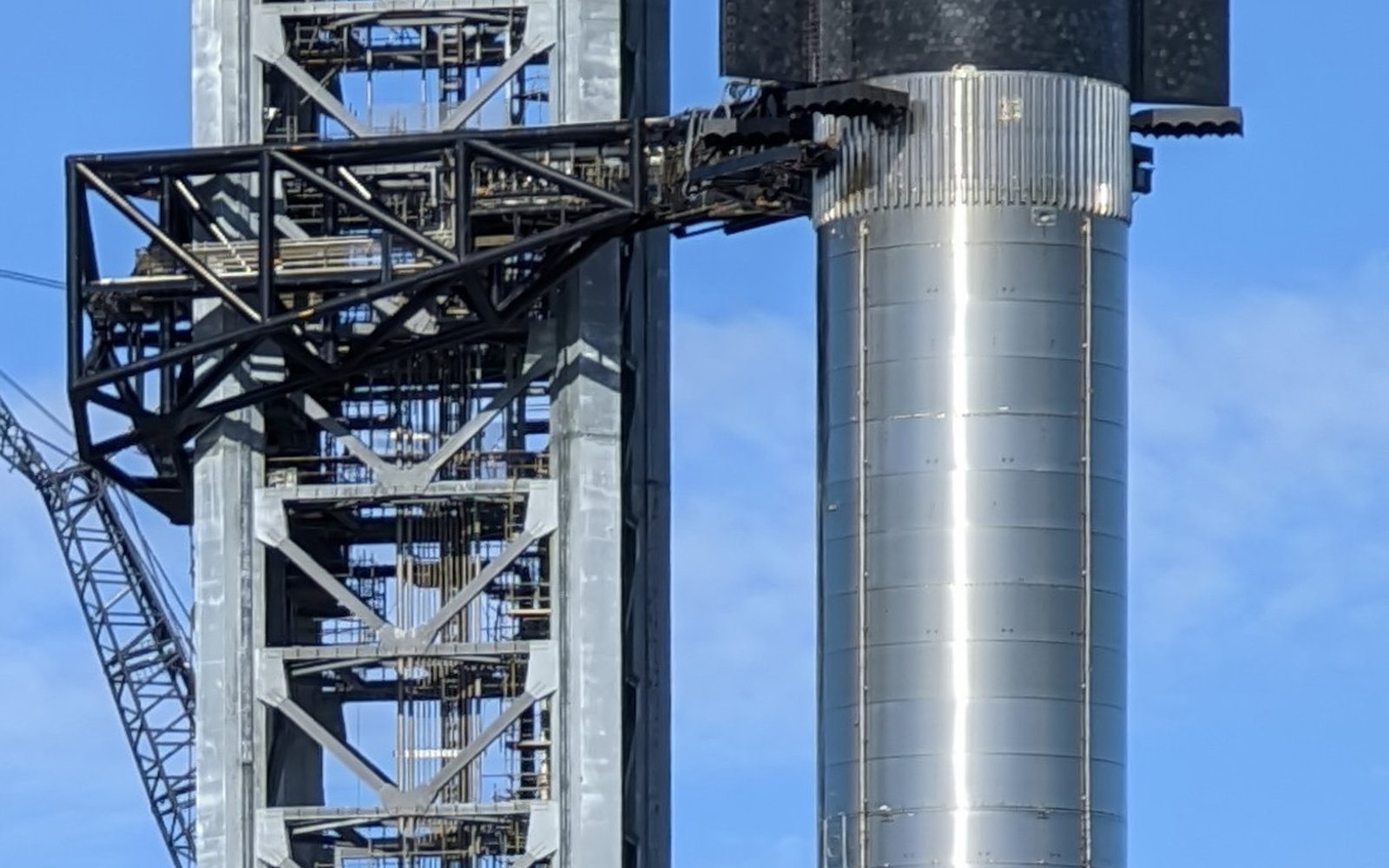 Ракетата Starship на стартовата площадка на SpaceX в Бока Чика