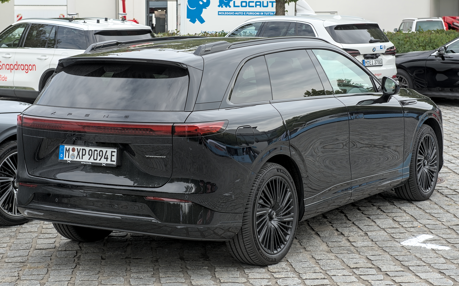 Интелигентен електрически кросоувър XPeng G9 оборудван с автономна навигационна система XNGP