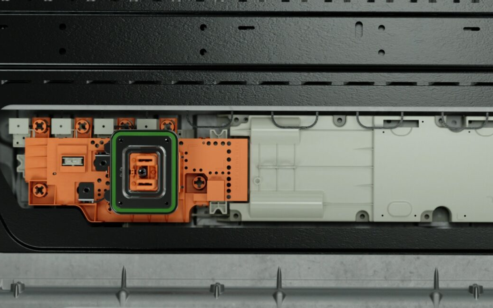 Двупосочна зарядна станция Ford E-Box свързана към компактния електрически пикап Ford Fathom