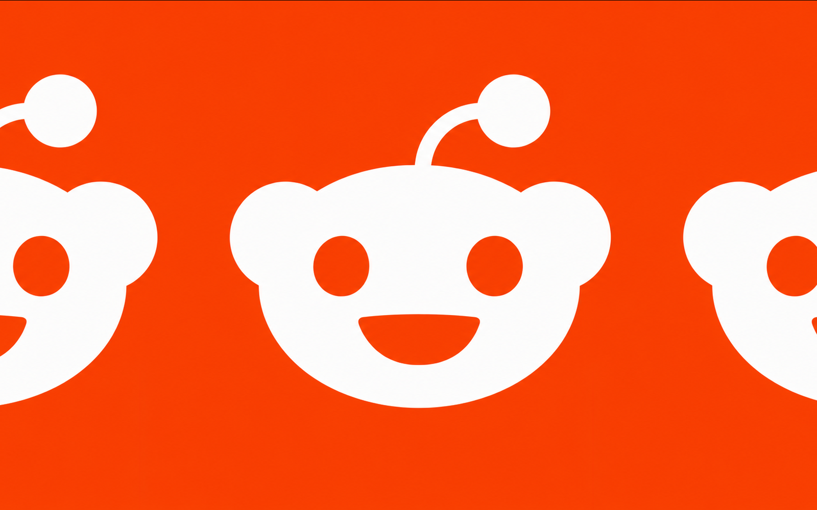 Лого на Reddit зад заключена цифрова врата и символи за верификация