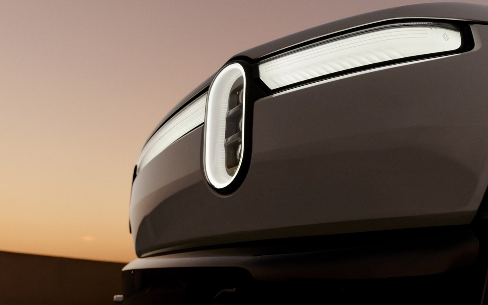 Светлинен блок и преден панел на компактния електрически кросоувър Rivian R2