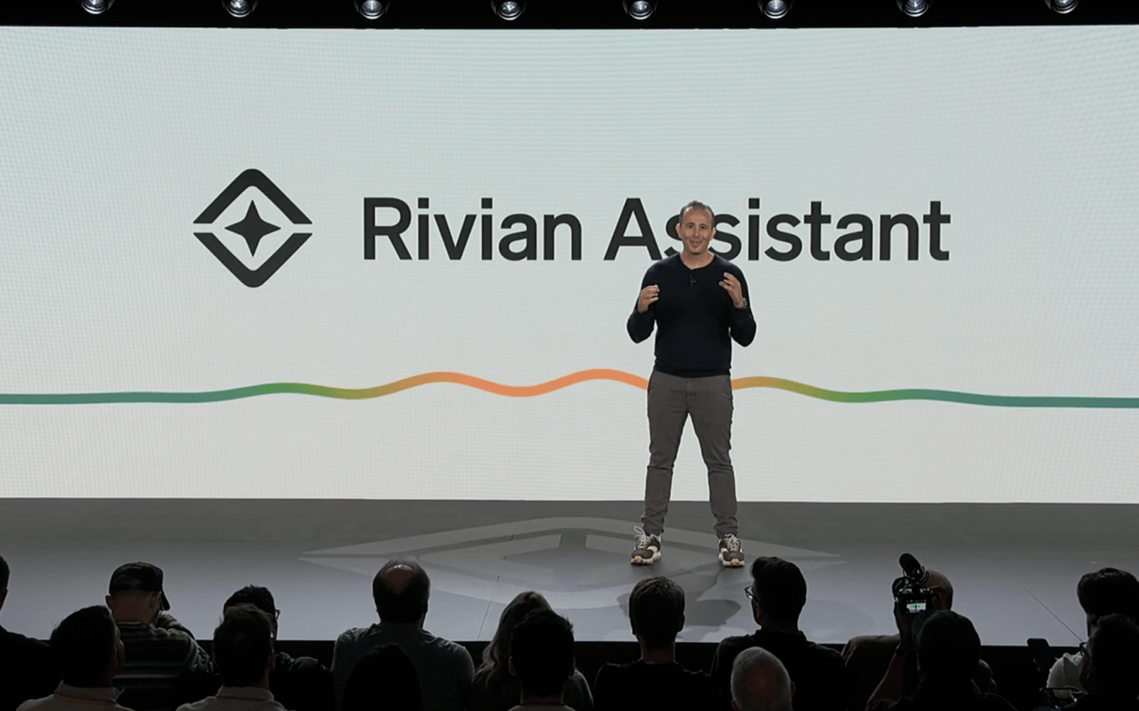 Интериор на електромобил Rivian с демонстрация на интелигентен бордови гласов асистент