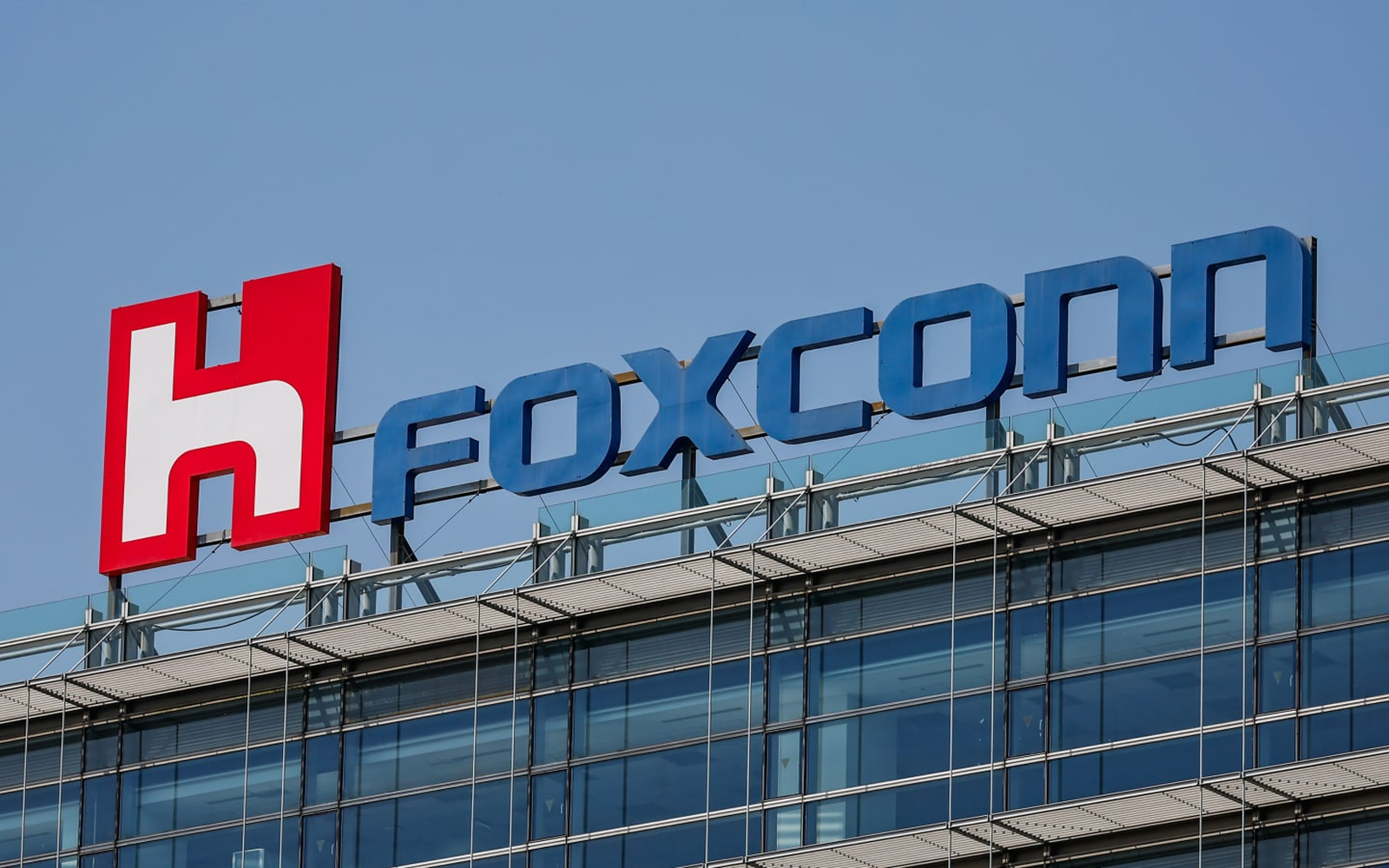 Роботизирана поточна линия за сглобяване на сървъри във фабрика на Foxconn