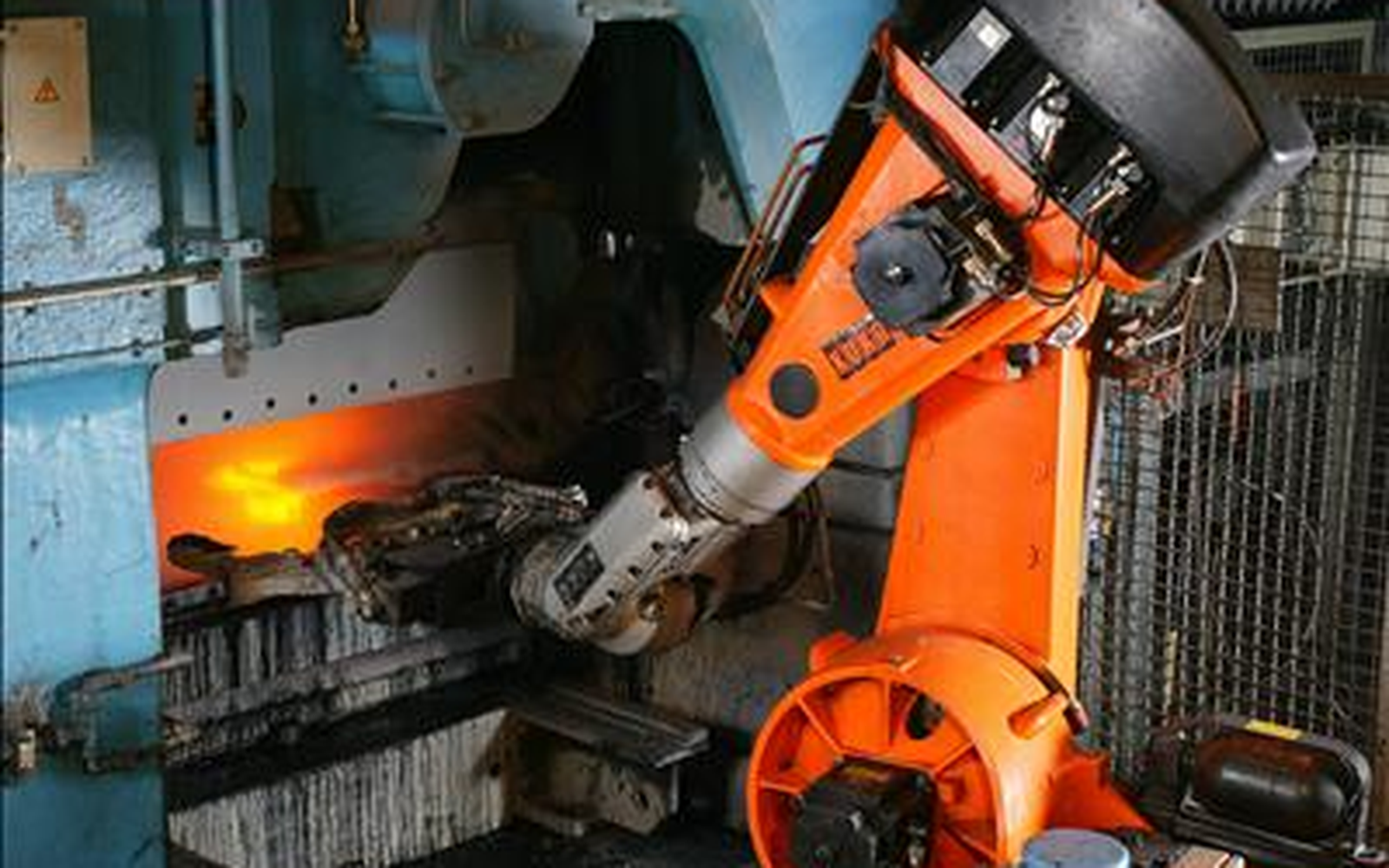 Роботизирана ръка подава инструмент на човек в прецизна колаборативна среда